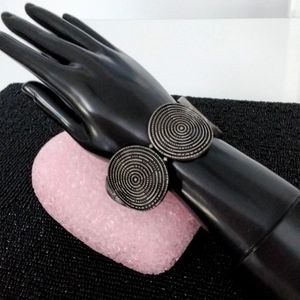 Geometric elasticized disc bracelet